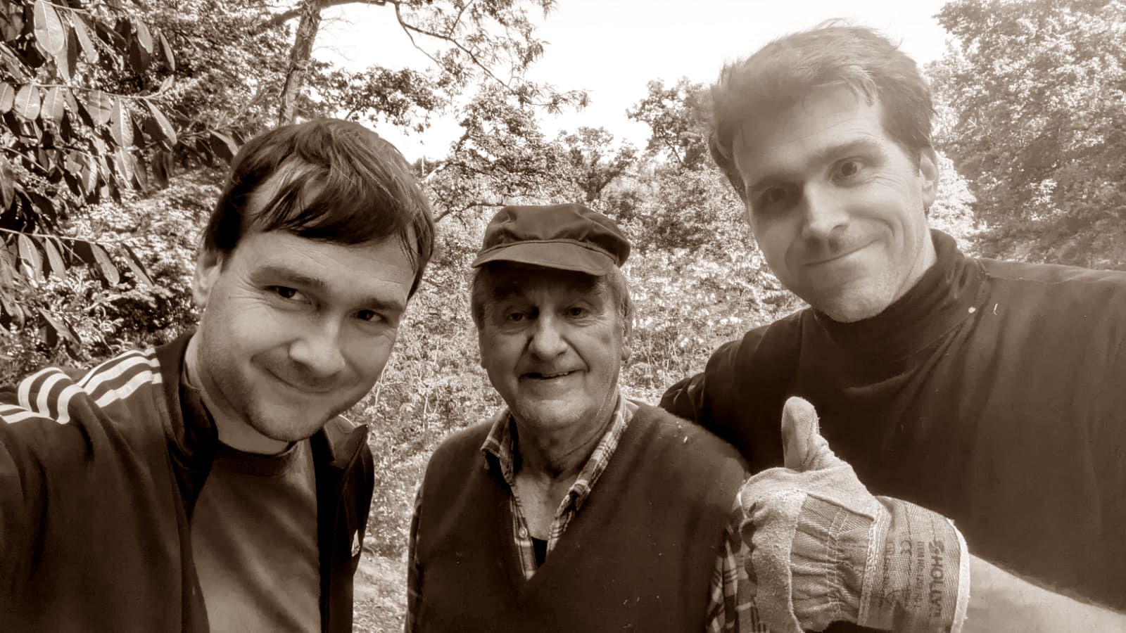 Orticoltore che lavora serenamente in un orto